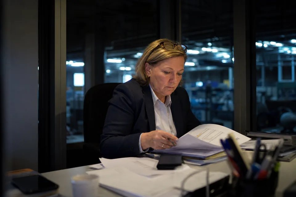 Dyrektor finansowa z raportem w sali konferencyjnej