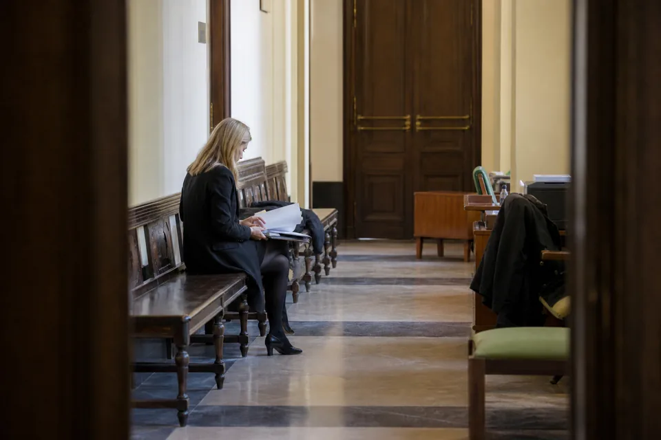Prawniczka przegląda akta sprawy przy biurku w kancelarii