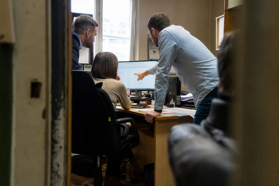 Zespół finansów przegląda listę zaległych faktur